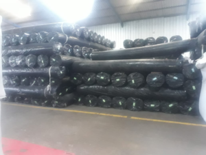 Stok geotextile di area penyimpanan
